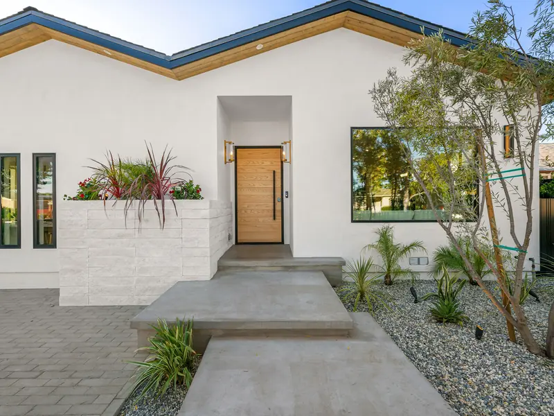 Finished white stucco exterior on a Southern Utah home with desert landscaping